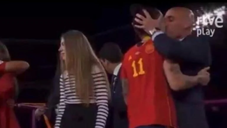 It's All Over: The Kiss That Changed Spanish Football fot Netflix 4